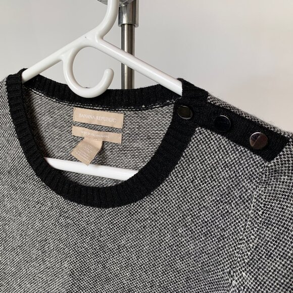 Banana Republic Italian wool sweater with shoulder button detail. XS. - Picture 2 of 7